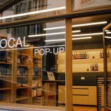 Ce magasin de 23 m2 est mis gratuitement à disposition des acteurs de l'alimentation durable pour des périodes de deux semaines à deux mois. Le loyer est pris en charge par la Ville de Lausanne.